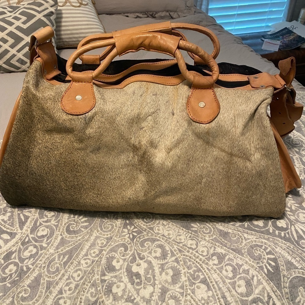 Cowhide leather duffel bag NWOT - Picture 2 of 5